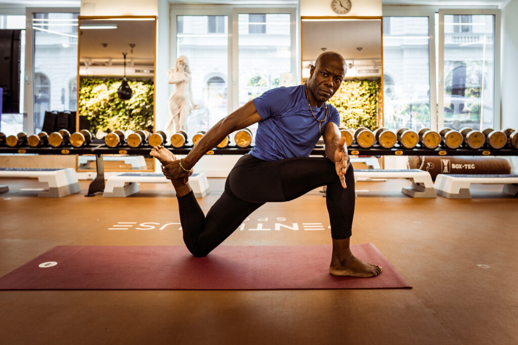 Femi Afrikan-Yoga Meister Shi Miao Gen - 36 generation Shaolin Monk, trainiert bei Penthouse Sports 